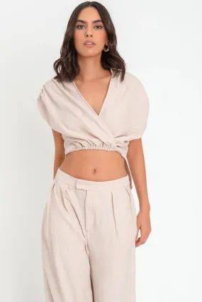 Blusa corta cruzada con jareta en cintura